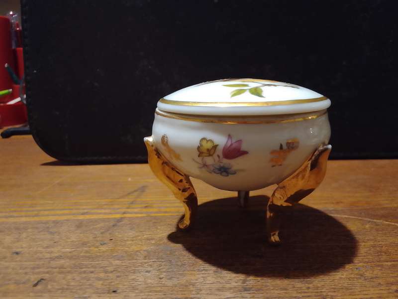Stunning porcelain trinket
