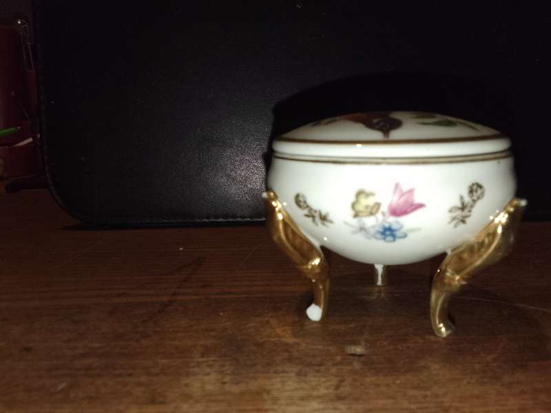 Stunning porcelain trinket