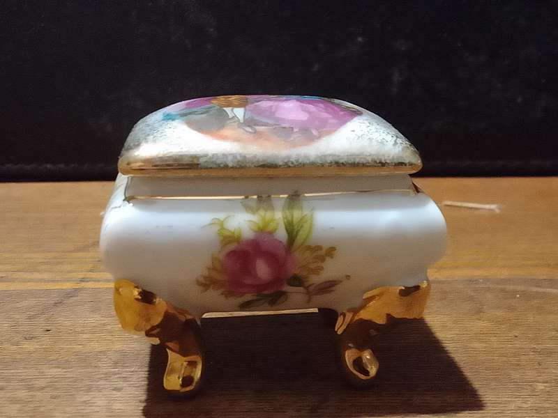 stunning little Porcelain trinket (No name)
