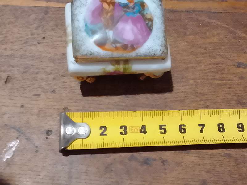 stunning little Porcelain trinket (No name)
