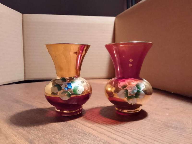2 stunning made in Italy vases hand painted