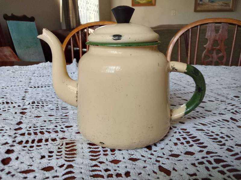 3+1 enamel kettles (see pictures and description)