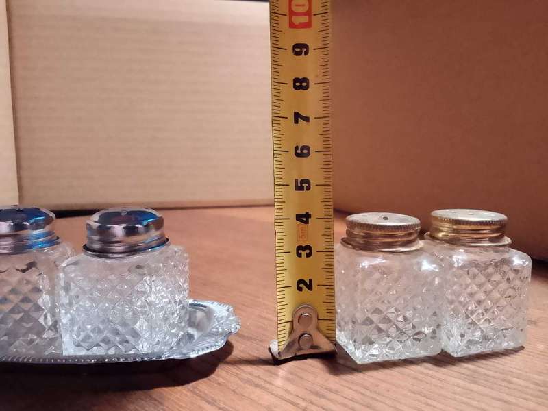 4 Little salt and pepper shakers