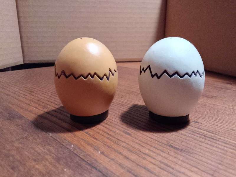 2 stunning cute salt and pepper shakers (see photo for damage to one)