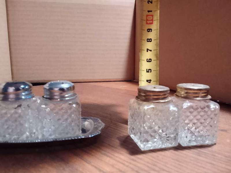 4 Little salt and pepper shakers