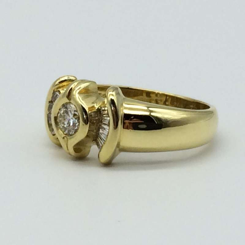 Attractive 18ct Gold & Diamond Dress Ring (V. R50 660)