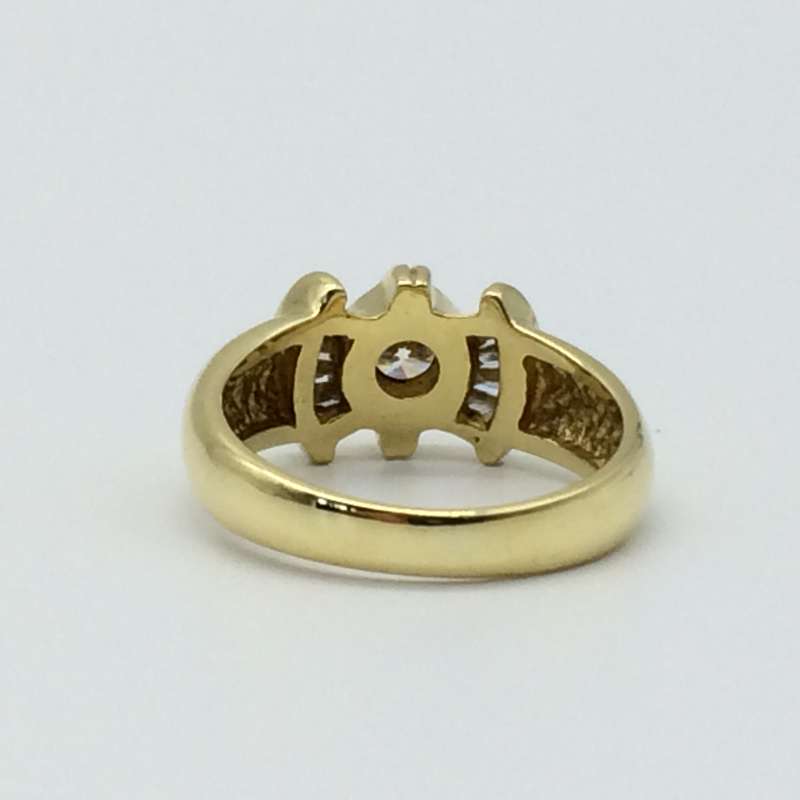 Attractive 18ct Gold & Diamond Dress Ring (V. R50 660)