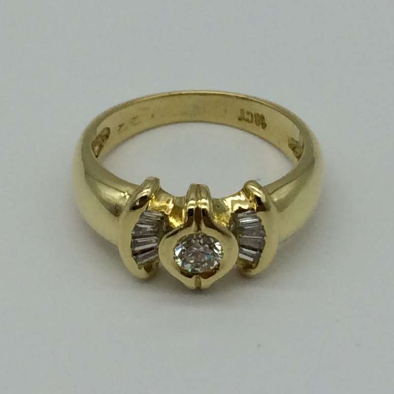 Attractive 18ct Gold & Diamond Dress Ring (V. R50 660)