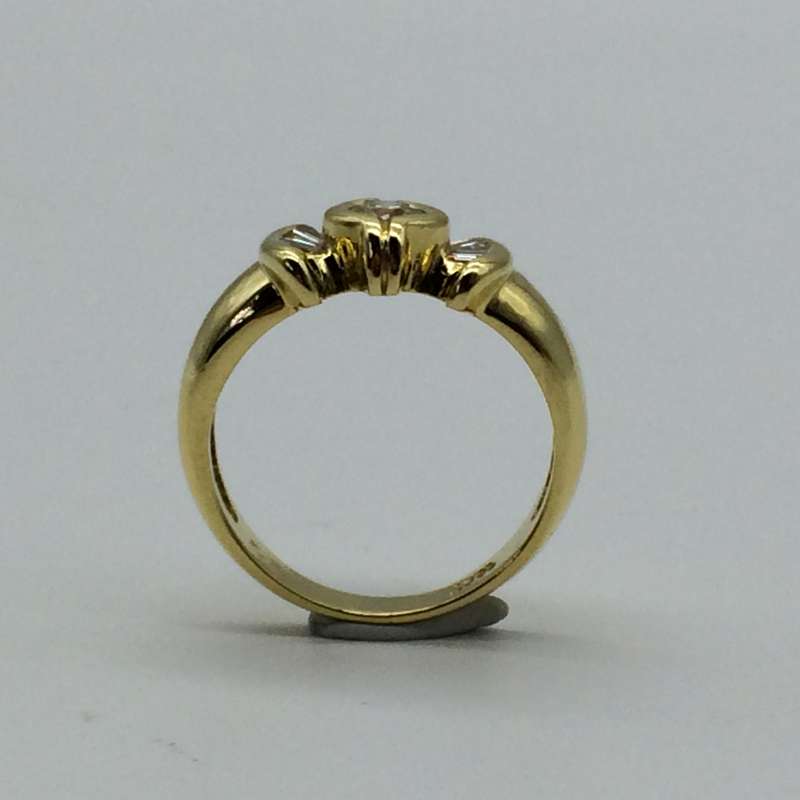 Attractive 18ct Gold & Diamond Dress Ring (V. R50 660)