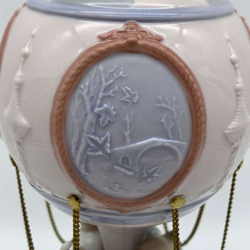 Large Attractive 'Lladro' Hot Air Balloon Figurine (Through the Clouds)