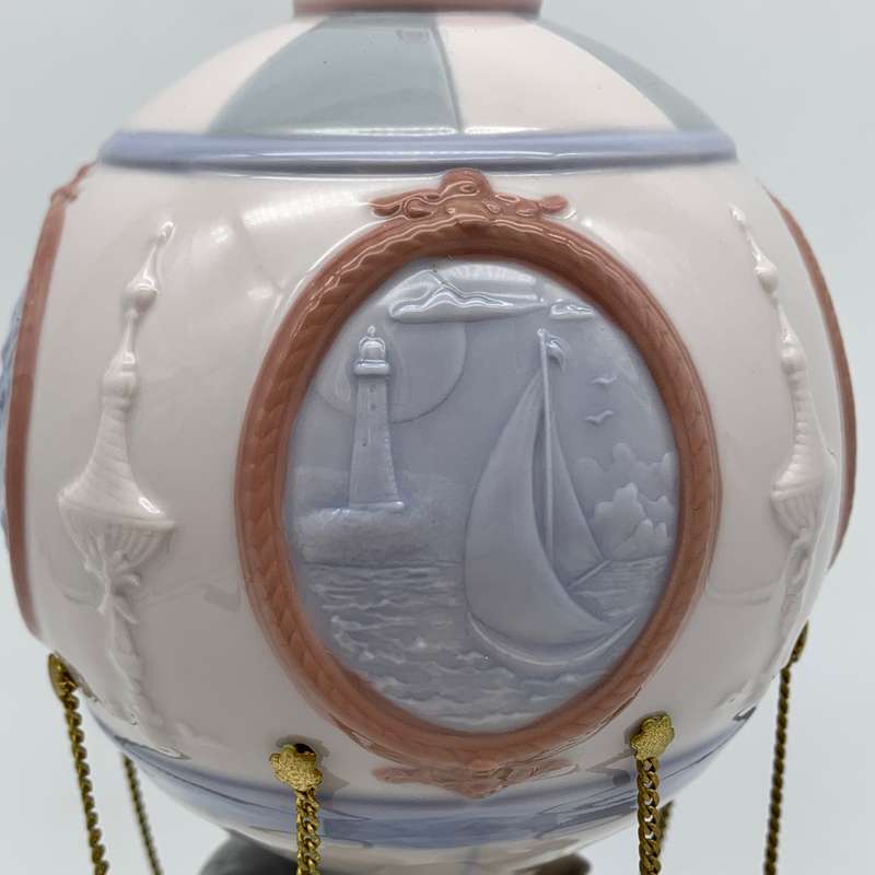 Large Attractive 'Lladro' Hot Air Balloon Figurine (Through the Clouds)