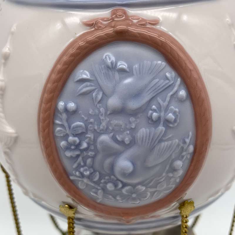 Large Attractive 'Lladro' Hot Air Balloon Figurine (Through the Clouds)