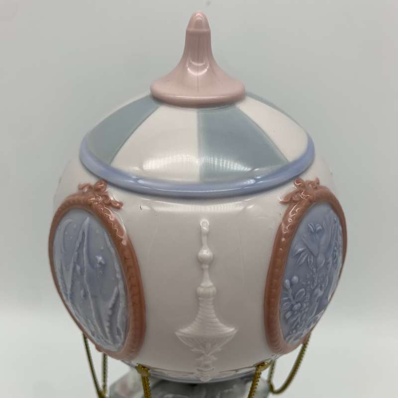 Large Attractive 'Lladro' Hot Air Balloon Figurine (Through the Clouds)