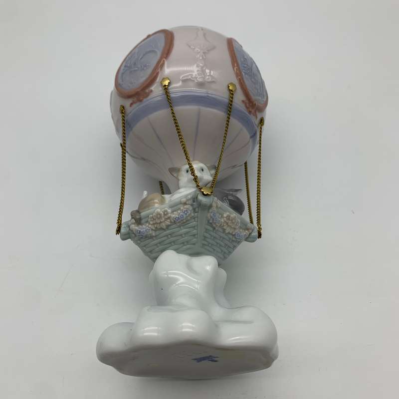 Large Attractive 'Lladro' Hot Air Balloon Figurine (Through the Clouds)