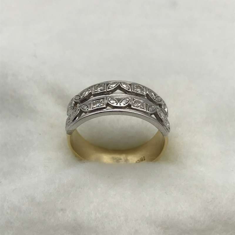 Lovely 18ct Gold & Diamond Ring (V. R40 350)
