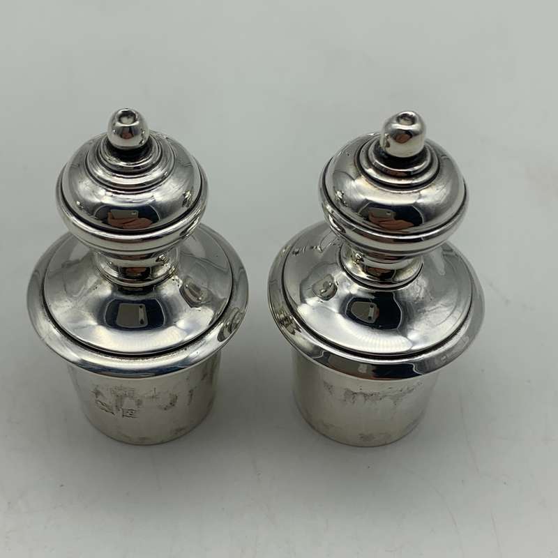 Pair of Solid Silver Candelabra (Garrard & Co) (1,35kg)