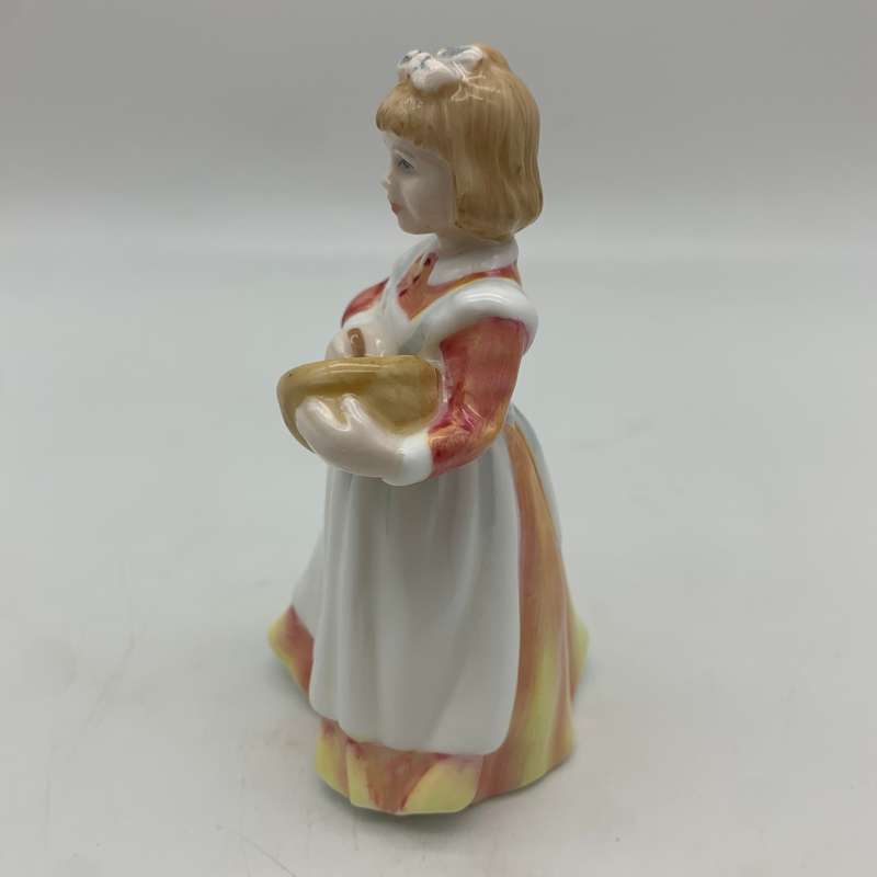 Royal Doulton 'Mothers Helper' Figurine (HN 3650)