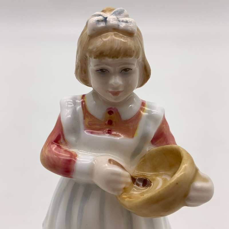 Royal Doulton 'Mothers Helper' Figurine (HN 3650)