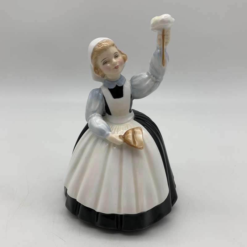 Royal Doulton 'Mothers Help' Figurine (HN 2151)