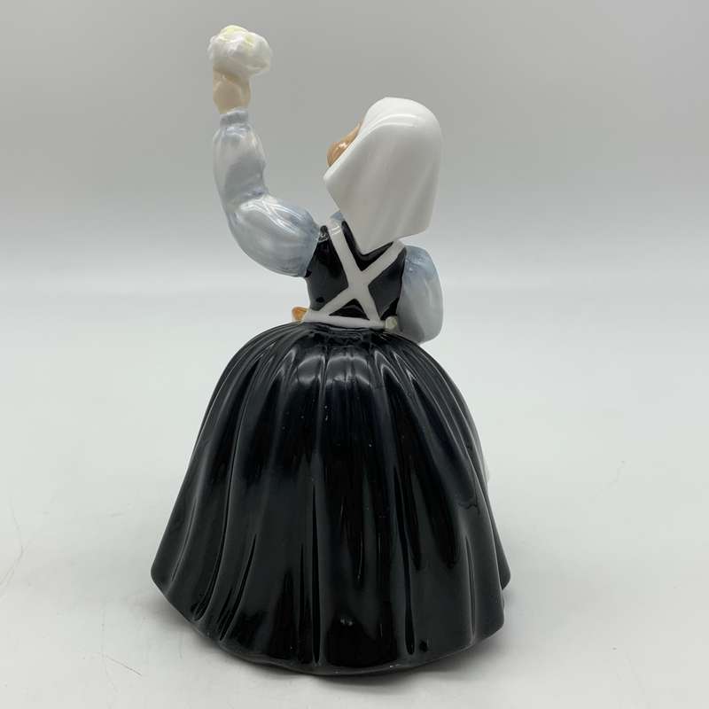 Royal Doulton 'Mothers Help' Figurine (HN 2151)