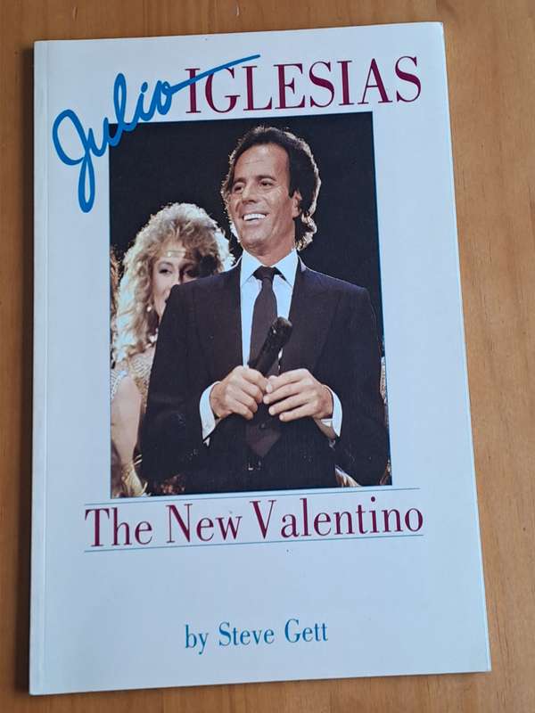 Julio Iglesias: The new Valentino - by Steve Gett - 1985