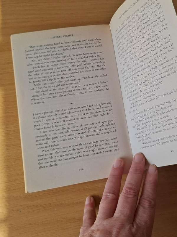 Jeffery Archer -  and thereby hangs a tale -  Softcover -p289
