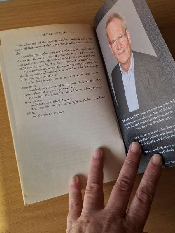 Jeffery Archer -  and thereby hangs a tale -  Softcover -p289