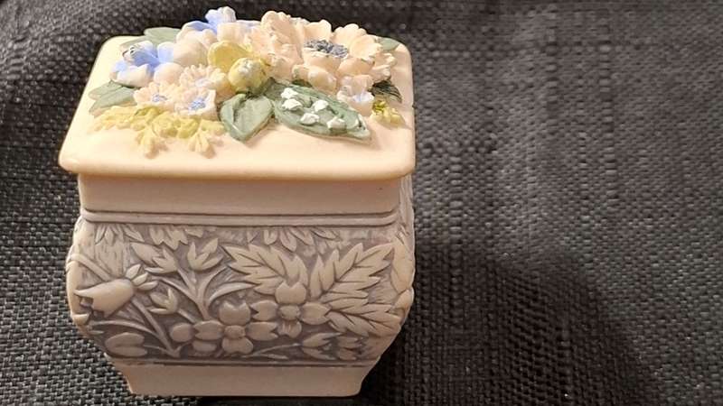 Miniature ceramic trinket box with lid