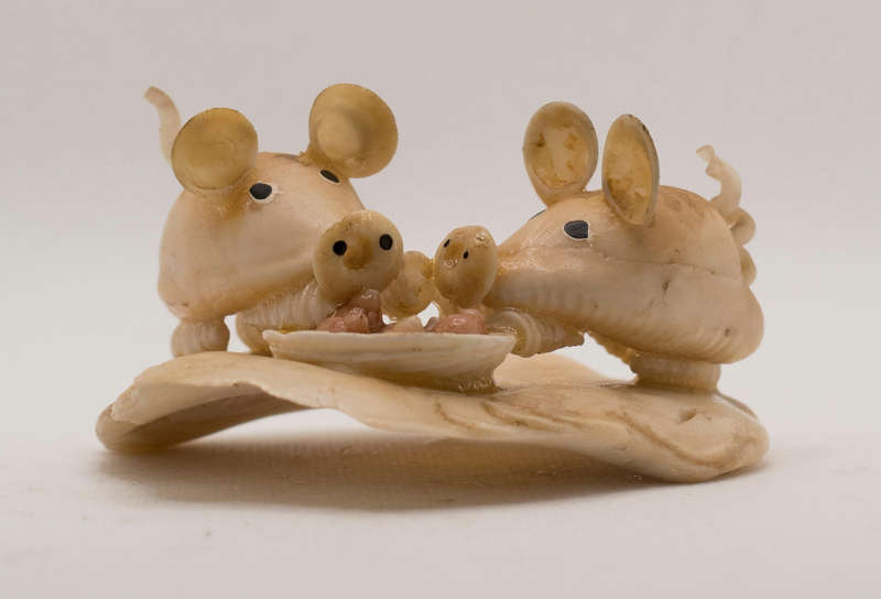Seashell ornament: Two pigs