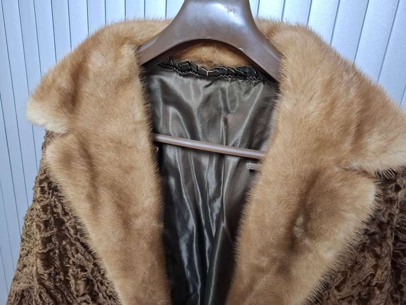Vintage Karakul ladies coat - caramel with a warm gold hue and fur collar - superb condition