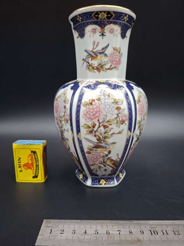 Vintage Imari Style Vase - 6-sided with Blue & Gold Trim with Floral Inner designs - 20cm high