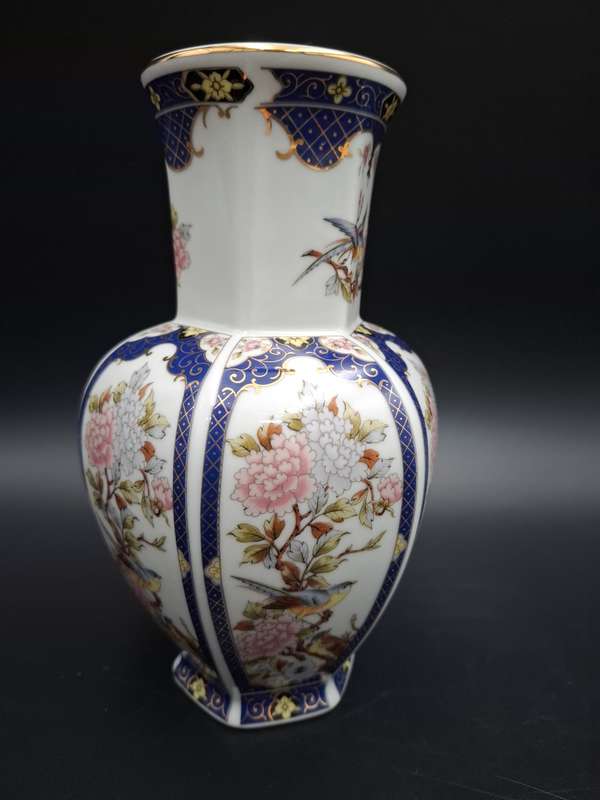 Vintage Imari Style Vase - 6-sided with Blue & Gold Trim with Floral Inner designs - 20cm high