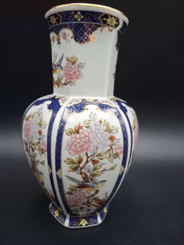 Vintage Imari Style Vase - 6-sided with Blue & Gold Trim with Floral Inner designs - 20cm high