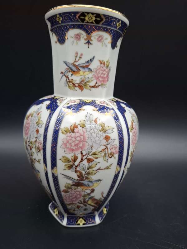 Vintage Imari Style Vase - 6-sided with Blue & Gold Trim with Floral Inner designs - 20cm high