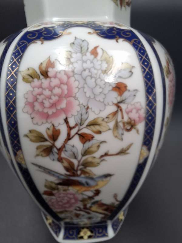 Vintage Imari Style Vase - 6-sided with Blue & Gold Trim with Floral Inner designs - 20cm high
