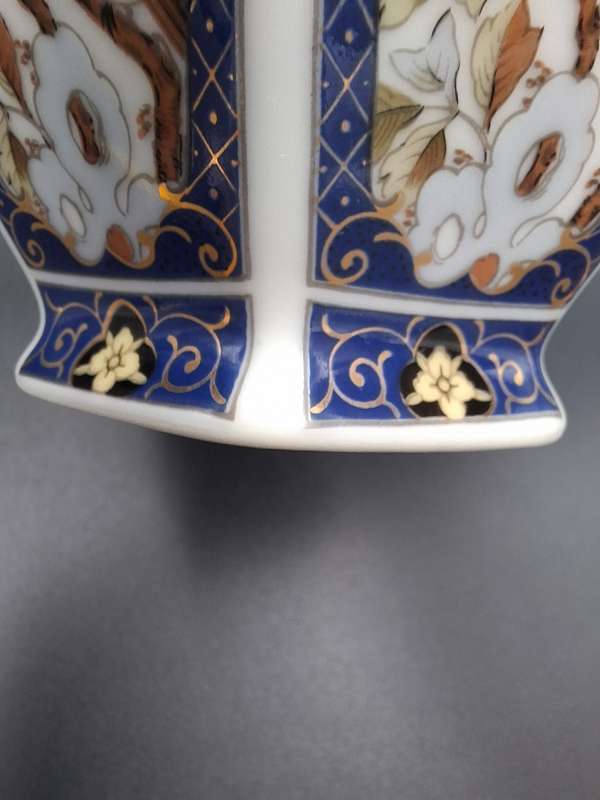 Vintage Imari Style Vase - 6-sided with Blue & Gold Trim with Floral Inner designs - 20cm high