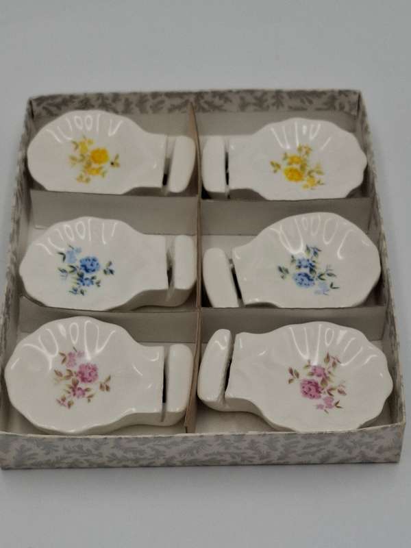 6x Ceramic Place Card Holders with Floral Bon Bon Pads