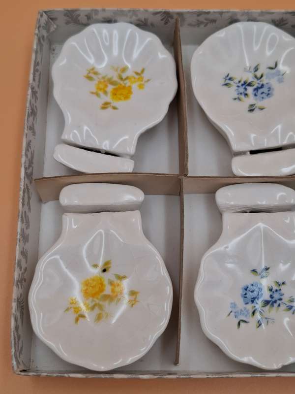 6x Ceramic Place Card Holders with Floral Bon Bon Pads