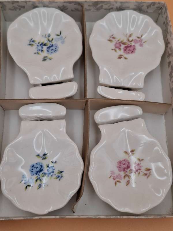 6x Ceramic Place Card Holders with Floral Bon Bon Pads