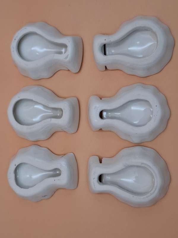 6x Ceramic Place Card Holders with Floral Bon Bon Pads