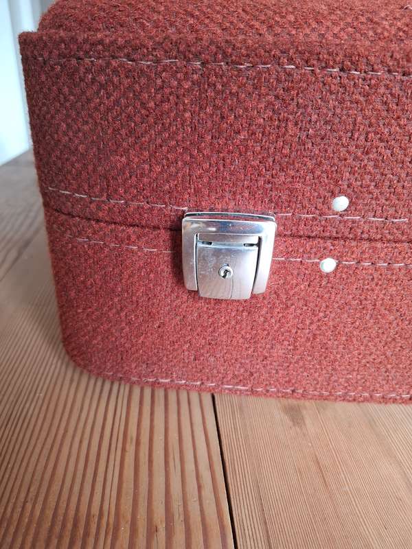 Vintage Skyway USA Rust Colour Tweed suitcase with Metal Clips & Brown Interior - Great Condition