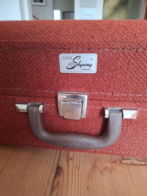 Vintage Skyway USA Rust Colour Tweed suitcase with Metal Clips & Brown Interior - Great Condition