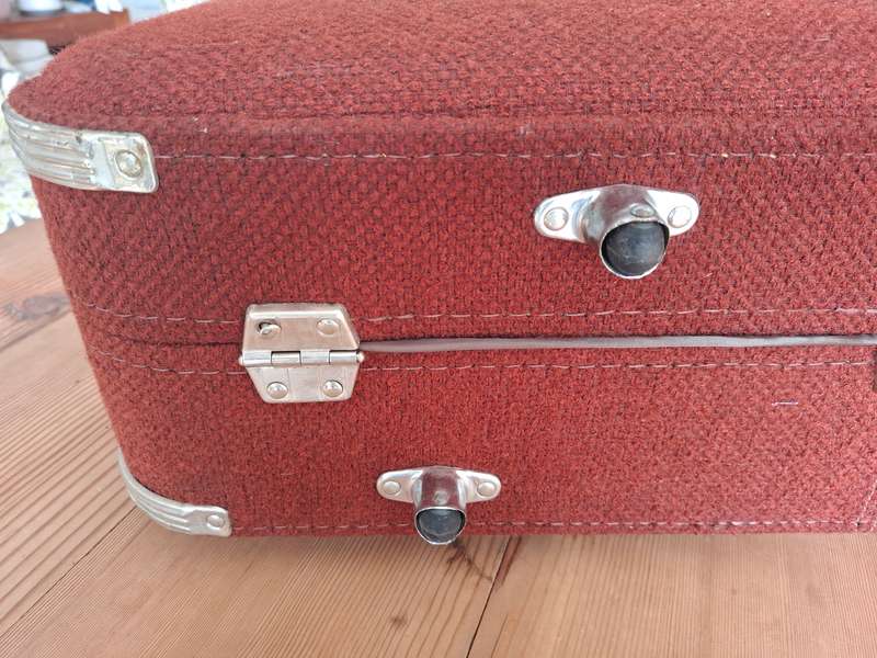 Vintage Skyway USA Rust Colour Tweed suitcase with Metal Clips & Brown Interior - Great Condition