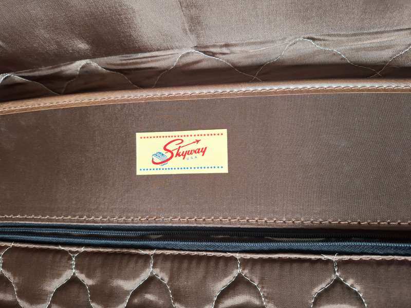 Vintage Skyway USA Rust Colour Tweed suitcase with Metal Clips & Brown Interior - Great Condition