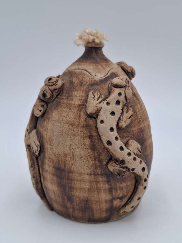 Gecko Themed Pottery Container with a Wick - Unique piece ? 12cm High