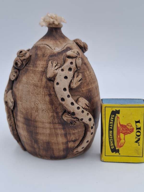 Gecko Themed Pottery Container with a Wick - Unique piece ? 12cm High