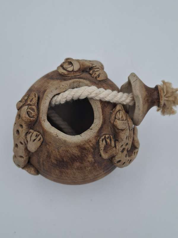 Gecko Themed Pottery Container with a Wick - Unique piece ? 12cm High