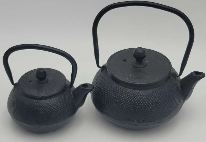 Vintage Japanese Style Teapots in Cast Iron - 2 Pots in different sizes - Great Condition