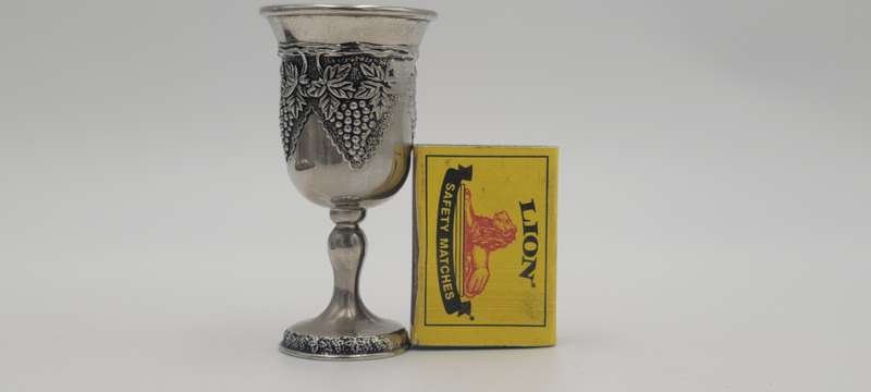 Vintage Shabbat Kiddush Set - 6 Cups and a Tray - Vines and Grapes Pattern