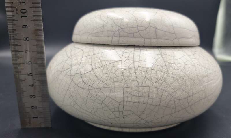 Vintage Chinese Style Ceramic Tea Caddy with Unique Crackle Glaze